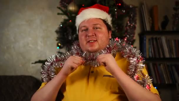 Man met kerstmuts en knutseldansen. — Stockvideo