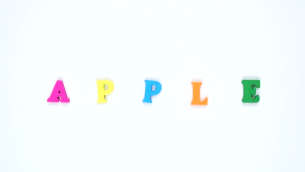 Mot "pomme" formé de lettres multicolores en bois. Boucle de mots colorés . — Video