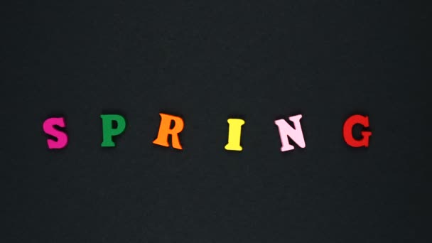 Palabra "primavera" formada por letras multicolores de madera. Lazo de palabras coloridas . — Vídeo de stock