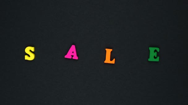 Word "sale" formed of wooden multicolored letters. Colorful words loop. — Stok video