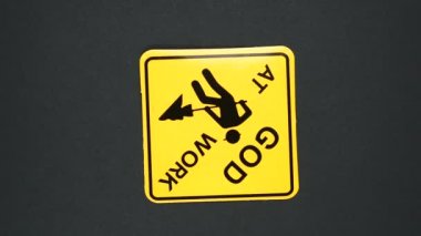 İşyerinde Tanrı Uyarı İşareti Kelime Metni