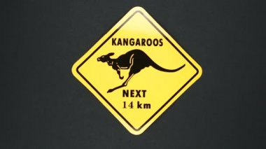 KANGAROS NEXT 14 KM uyarı işareti metni