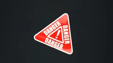 Tehlike uyarısı, ünlem işaretli kelime metni