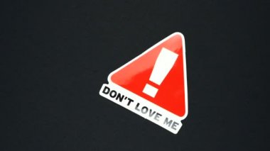 Uyarı işareti metnini sevme