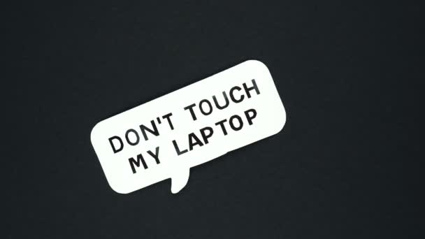 私のラップトップに触れないでくださいワードテキスト — ストック動画