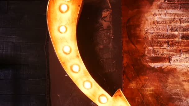 Декоративний дерев'яний знак стріли з лампочками на стіні — стокове відео
