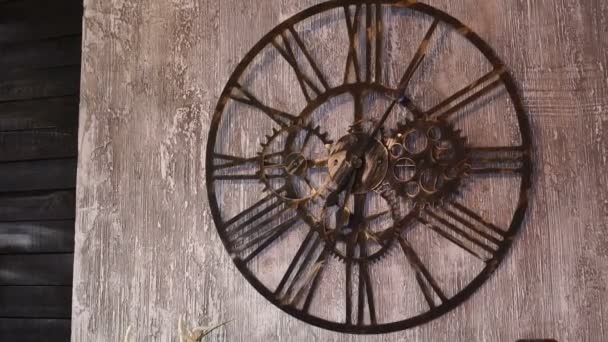 Grande horloge murale sur mur de style moderne — Video