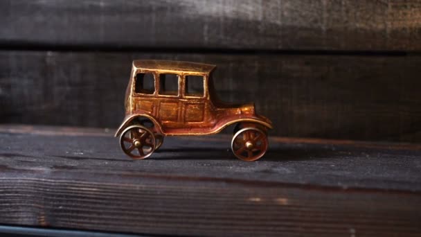 Figurine of a retro car on a wooden shelf — Stock Video