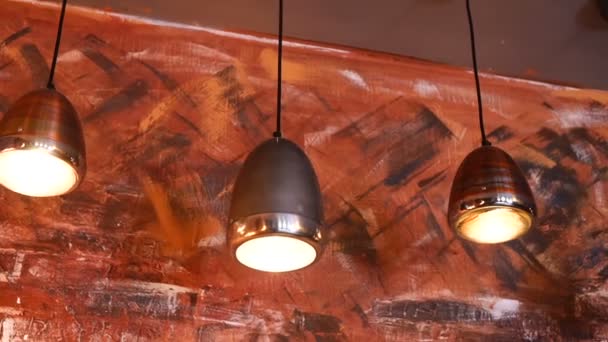 Moderní lampy v temném vrcholu budovy pod střechou — Stock video