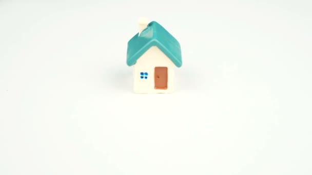 Stop motion animation by white toy house à vendre. Concept immobilier 