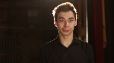 Yakışıklı adam evet diyor ve kafasını arka planda sallıyor.