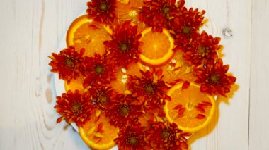 Meyveler ve çiçek tabakları dönüyor..