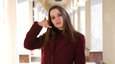 Bize Ulaş, Bana Çekici Kız 'dan Jest Yap