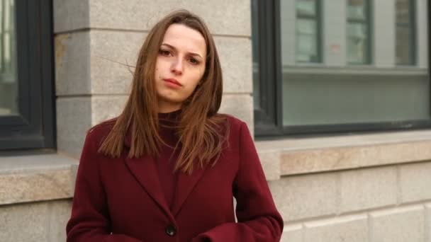 No, la joven mujer preocupada rechaza la oferta de Shaking Head — Vídeos de Stock
