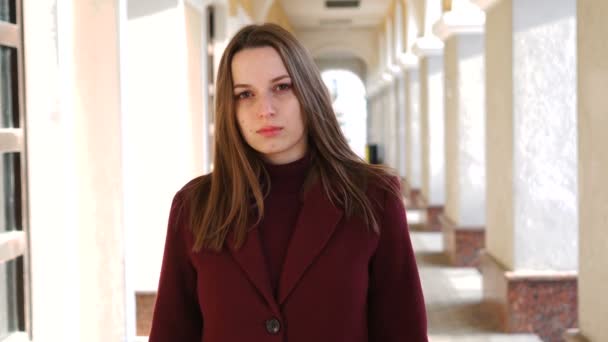 Bella ragazza con un cappotto. Paesaggio urbano — Video Stock