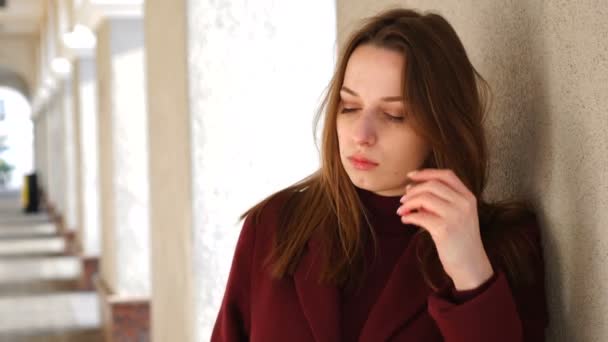 Chica atractiva está esperando, en el fondo de la calle de la ciudad — Vídeos de Stock