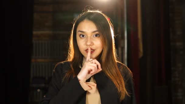 Ung kvinna Gesturing för tyst eller tyst — Stockvideo
