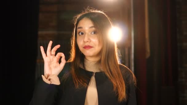 Vacker flicka visar OK tecken - Gesture — Stockvideo