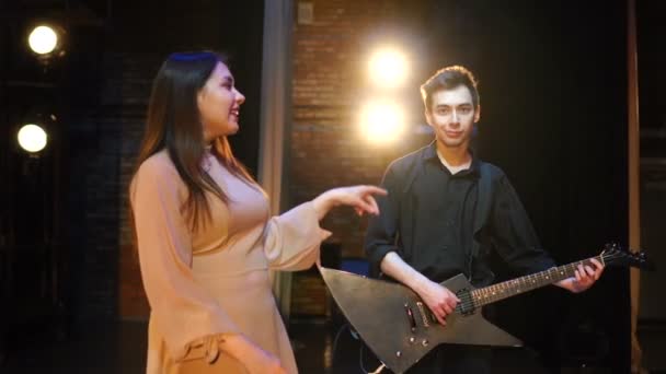 Coole Duettband. Musicalkünstler singen und spielen auf der Bühne E-Gitarre — Stockvideo