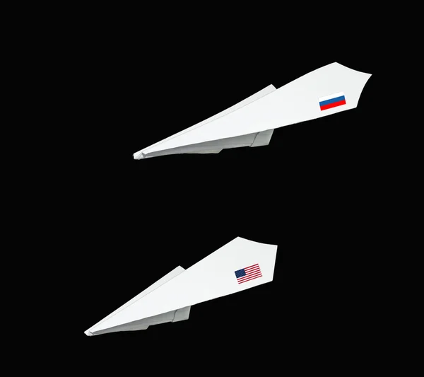 Vliegtuig gemaakt van papier met vlag. — Stockfoto