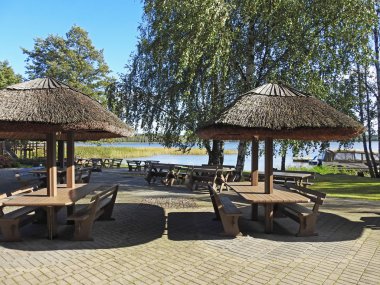 Saman ile ahşap masa.