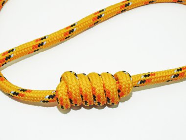 Sarı ip ile bazı düğümler.