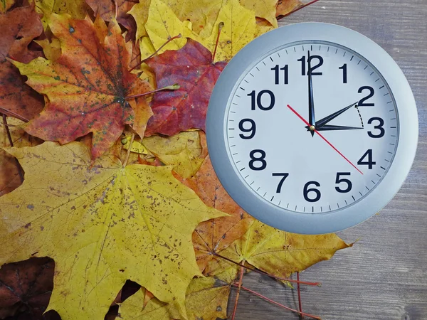 İzole elektronik duvar saati.