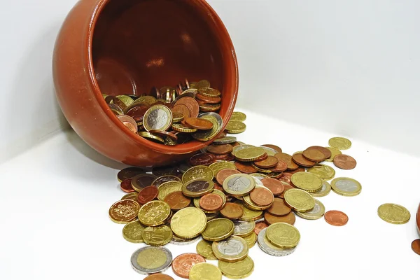 ユーロ硬貨と茶色の粘土ポット — ストック写真
