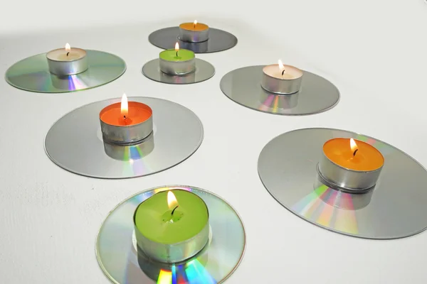 Kaarsen geplaatst op cd. — Stockfoto