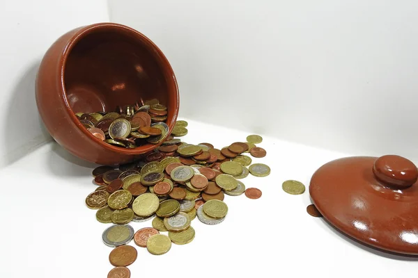 ユーロ硬貨と茶色の粘土ポット — ストック写真