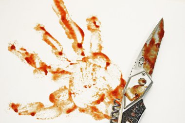 Metal bıçak ve kan taklit