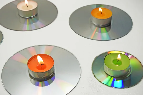 Kerzen auf Compact Disks platziert. — Stockfoto