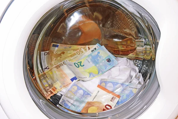 Концепция отмывания денег — стоковое фото