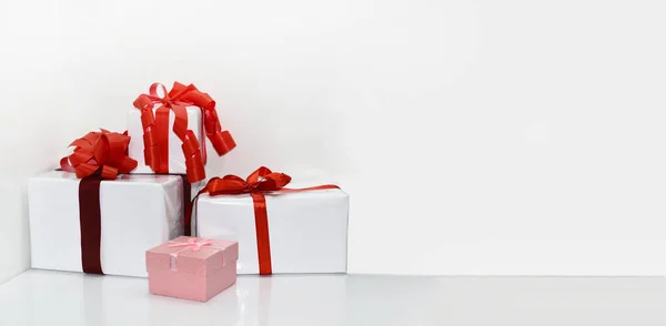 White presents with red ribbons — Stock Photo, Image