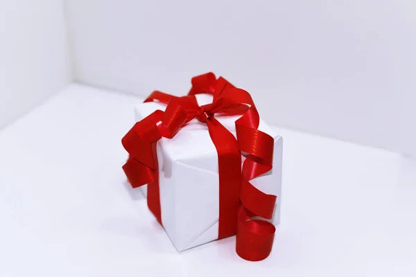 White presents with red ribbons — Stock Photo, Image