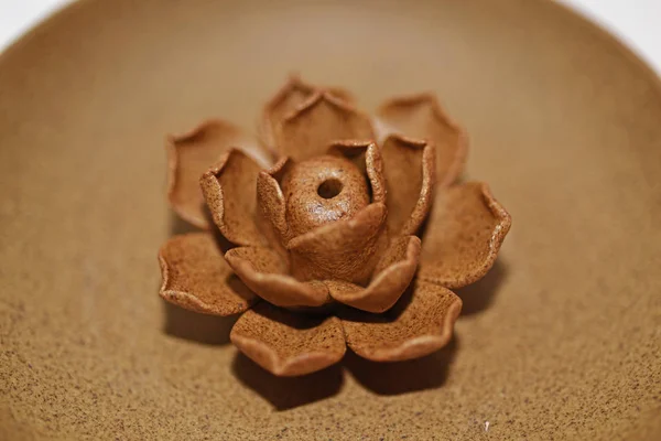Keramická růže na keramickém deska. — Stock fotografie
