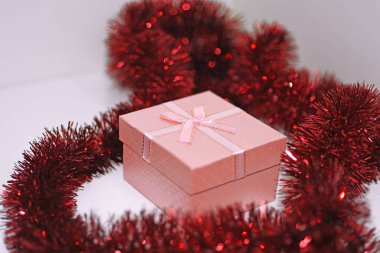 Beyaz kırmızı kurdele ile sunar