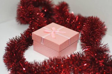 Beyaz kırmızı kurdele ile sunar