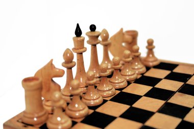 Soyut kompozisyon satranç figürleri.