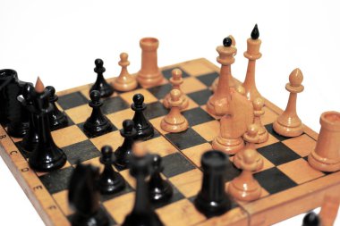 Soyut kompozisyon satranç figürleri.