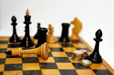 Soyut kompozisyon satranç figürleri.