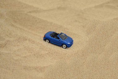 Sarı kum küçük oyuncak araba.