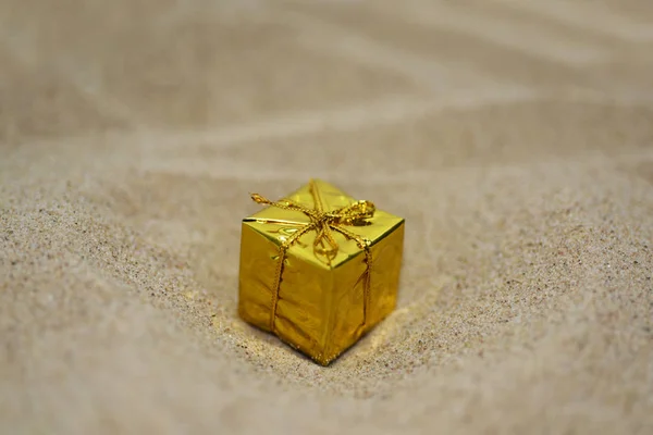 Regalo dorado pequeño — Foto de Stock