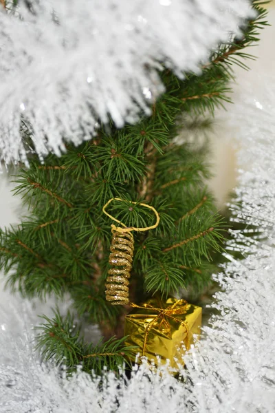 Goldene Weihnachtsdekoration. — Stockfoto