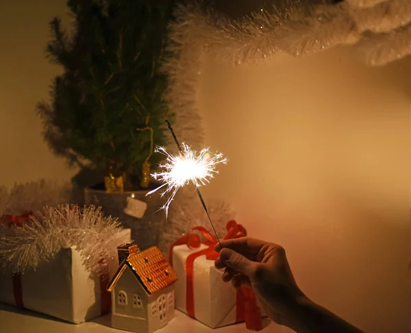 Sparklers di Natale nell'oscurità . — Foto Stock