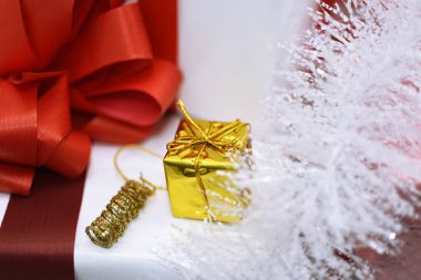 Beyaz kırmızı kurdele ile sunar