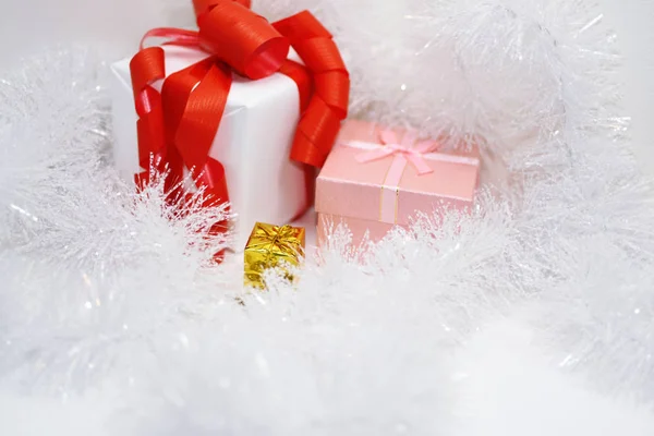 White presents with red ribbons — Stock Photo, Image