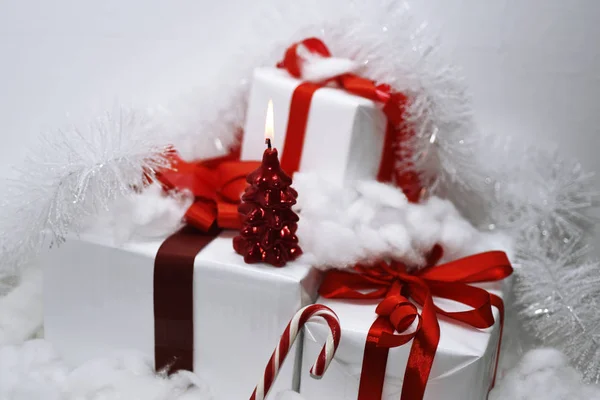 White presents with red ribbons — Stock Photo, Image