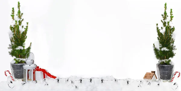 Skład z choinki i światła w śniegu. — Zdjęcie stockowe