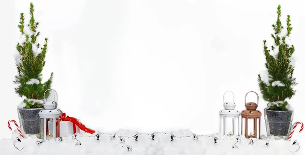 Compoziția bradului de Crăciun și luminile în zăpadă . — Fotografie, imagine de stoc